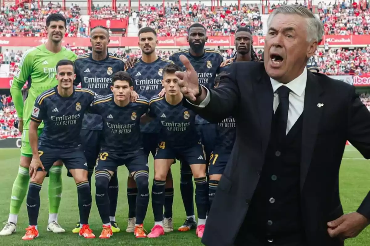 Carlo Ancelotti con el equipo del Real Madrid con la equipacion azul marino detrás