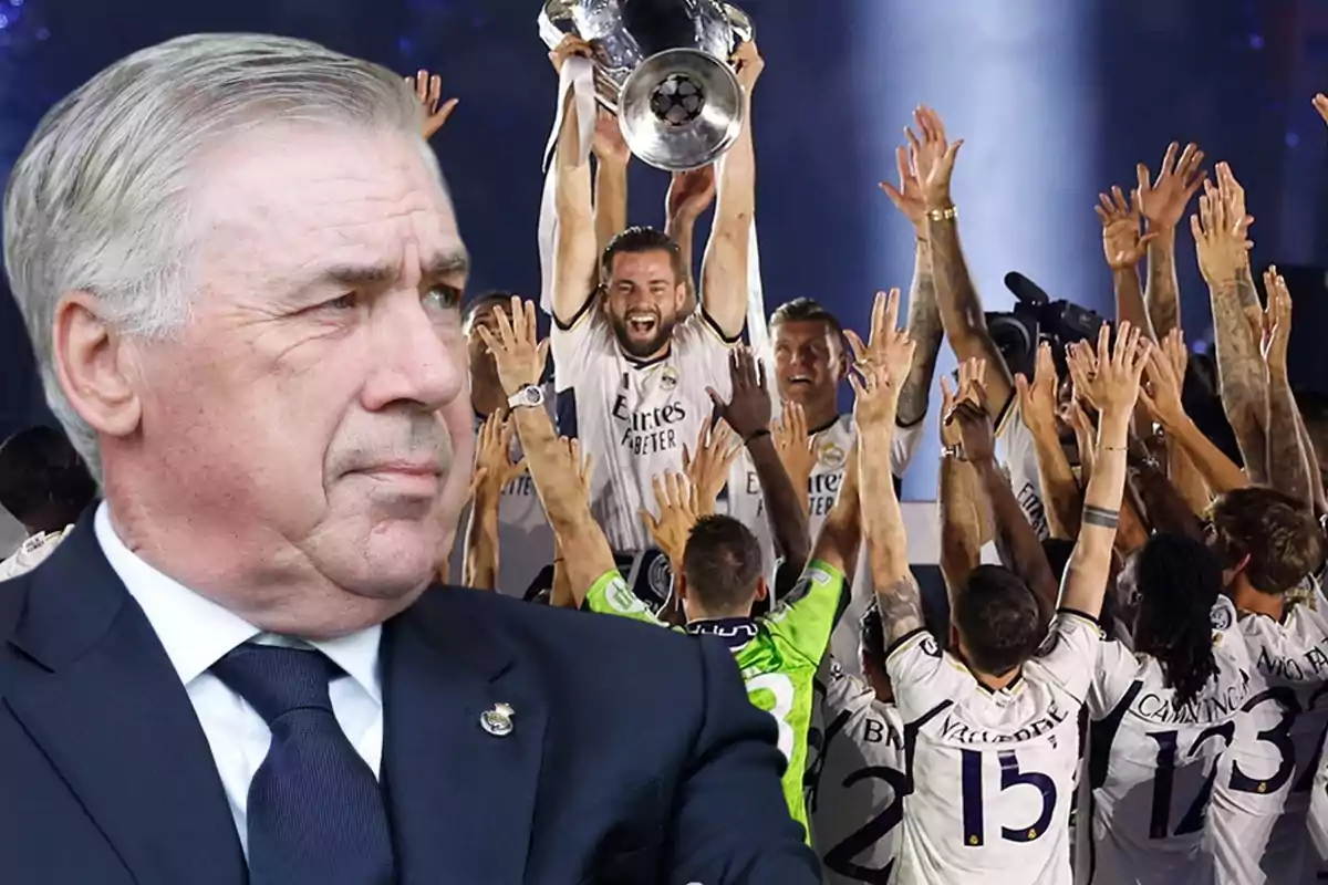 Carlo Ancelotti con los jugadores del Real Madrid detrás en la celebración de la 15º