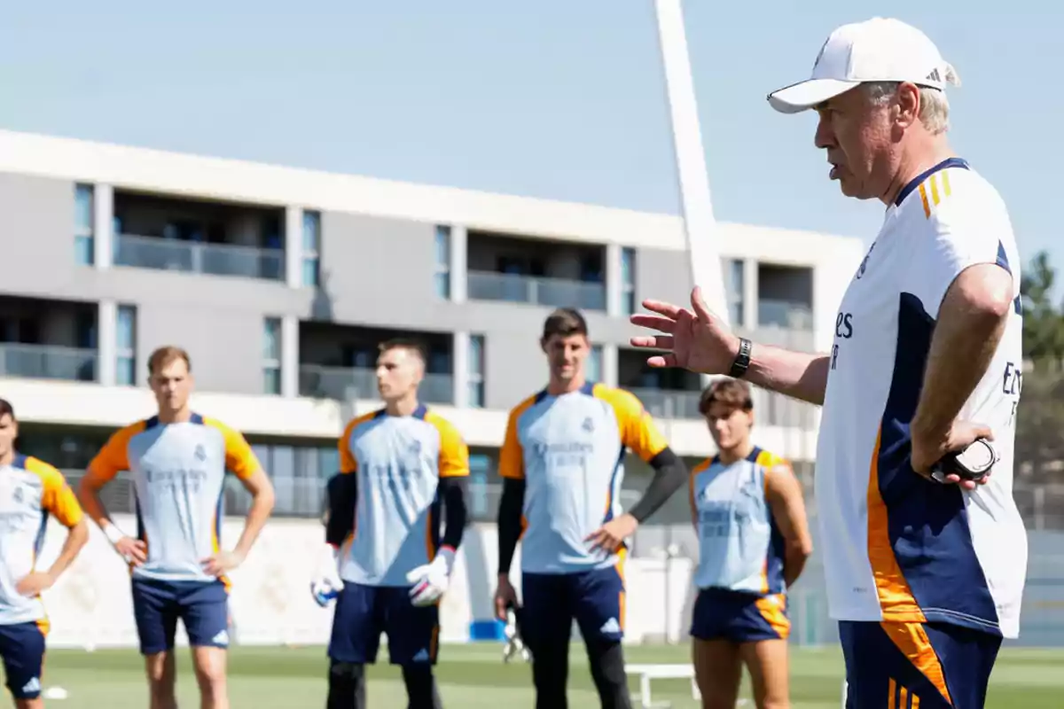 Ancelotti dando instrucciones a sus jugadores durante una sesión de entrenamiento.