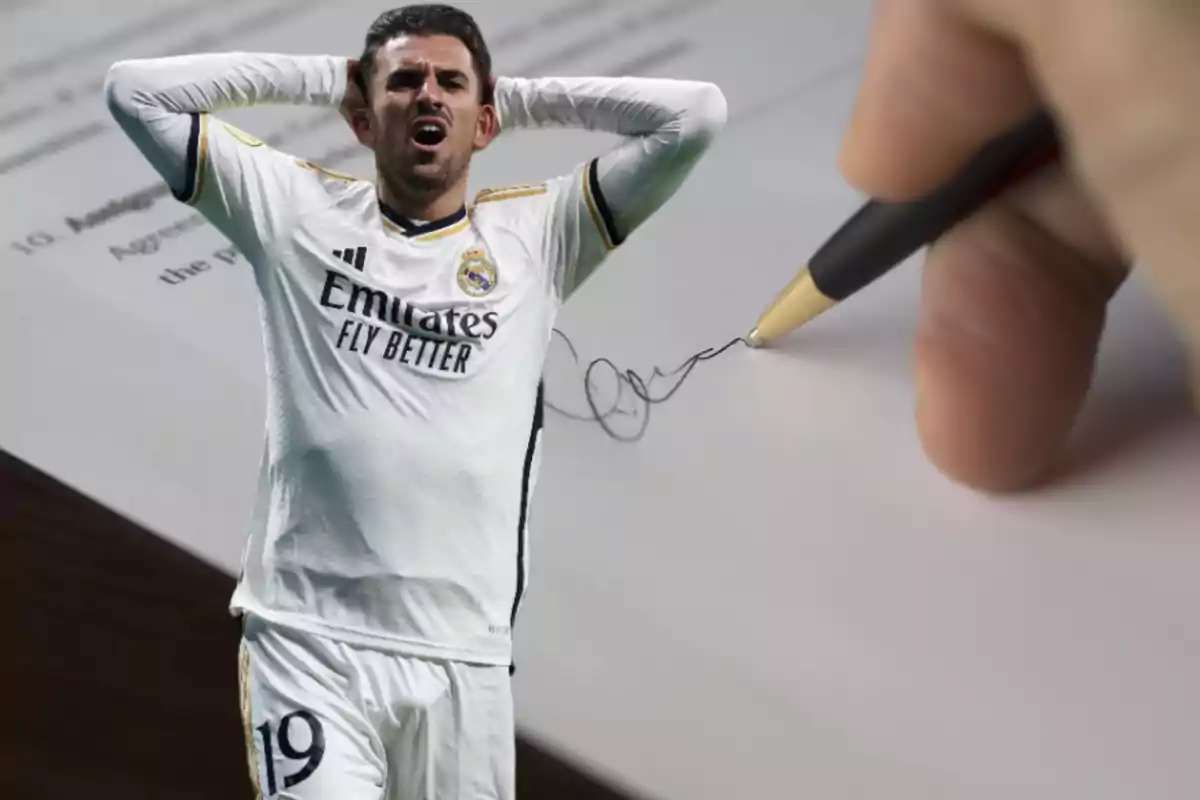 Un jugador de fútbol con la camiseta del Real Madrid parece frustrado mientras una mano firma un documento con un bolígrafo.