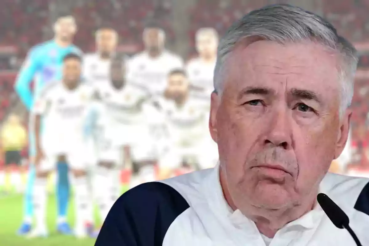 Ancelotti en primer plano con un equipo de fútbol desenfocado en el fondo.