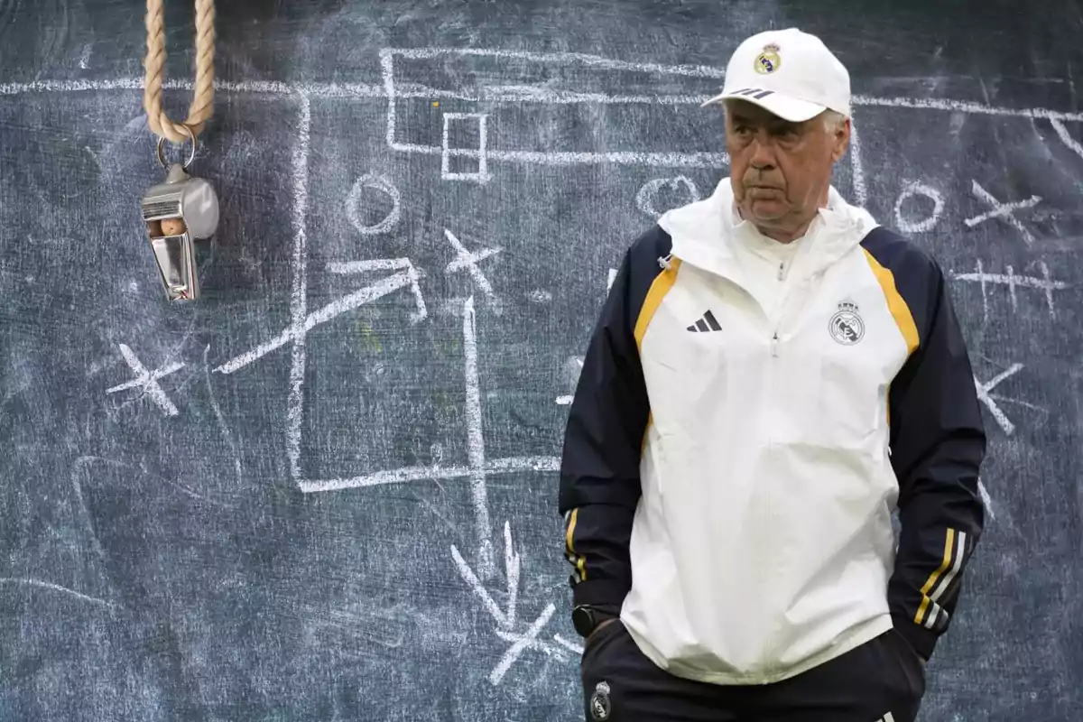 Un entrenador de fútbol con una chaqueta blanca y gorra blanca está de pie frente a una pizarra con diagramas tácticos dibujados con tiza, y a su lado cuelga un silbato de una cuerda.