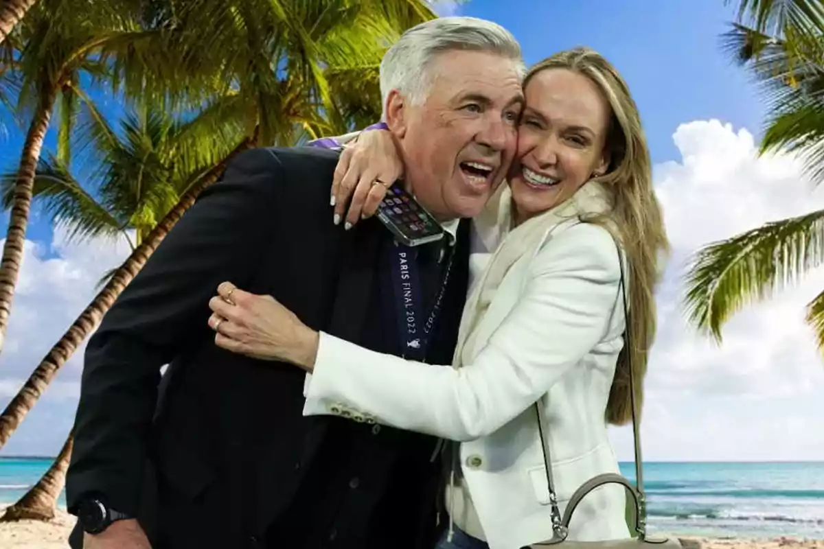 Una pareja sonriente se abraza frente a un fondo de playa con palmeras y cielo azul.