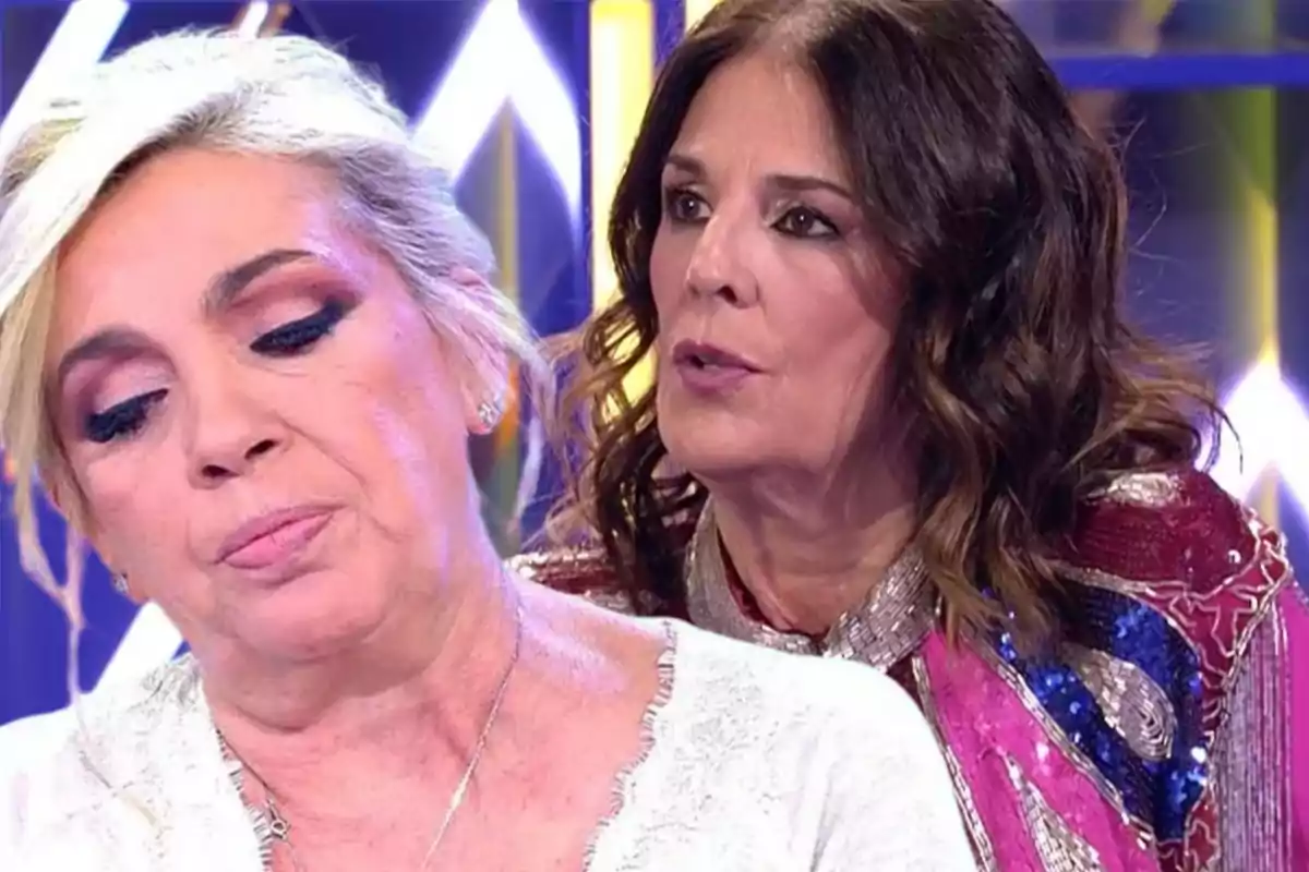 Dos mujeres en un programa de televisión, una de ellas con cabello rubio y la otra con cabello oscuro, ambas con expresiones serias.