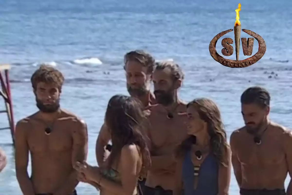 Un grupo de personas en la playa con el logo de un programa de televisión en la esquina superior derecha.