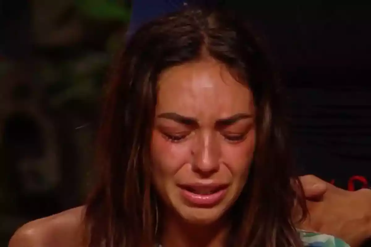 Una persona con expresión de tristeza y lágrimas en el rostro. Una persona con expresión de tristeza y lágrimas en el rostro.