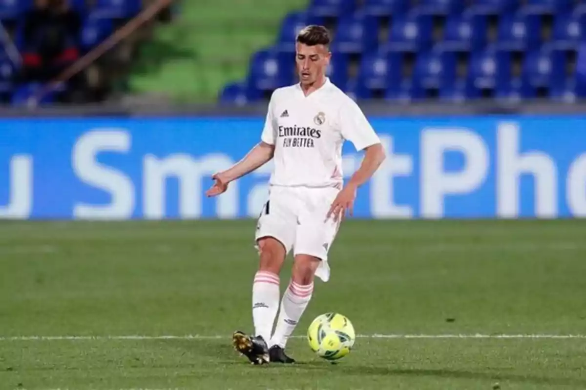Jugador de fútbol del Real Madrid en acción durante un partido. Jugador de fútbol del Real Madrid en acción durante un partido.