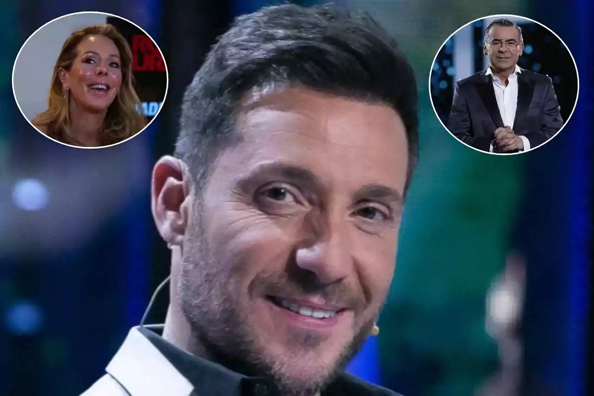 Un hombre sonriente en primer plano con dos personas en círculos en la parte superior, una mujer a la izquierda y un hombre a la derecha, todos en un entorno de estudio de televisión.