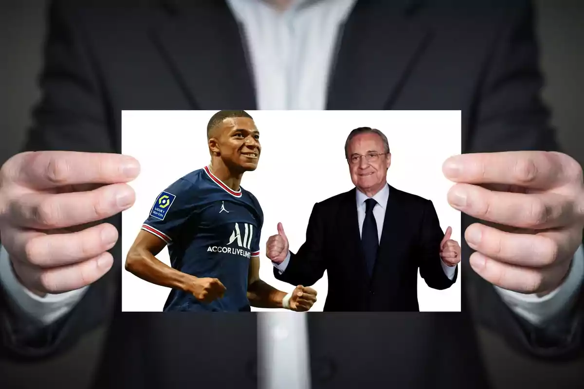 Una persona sujetando una foto de Mbappé y Florentino Pérez