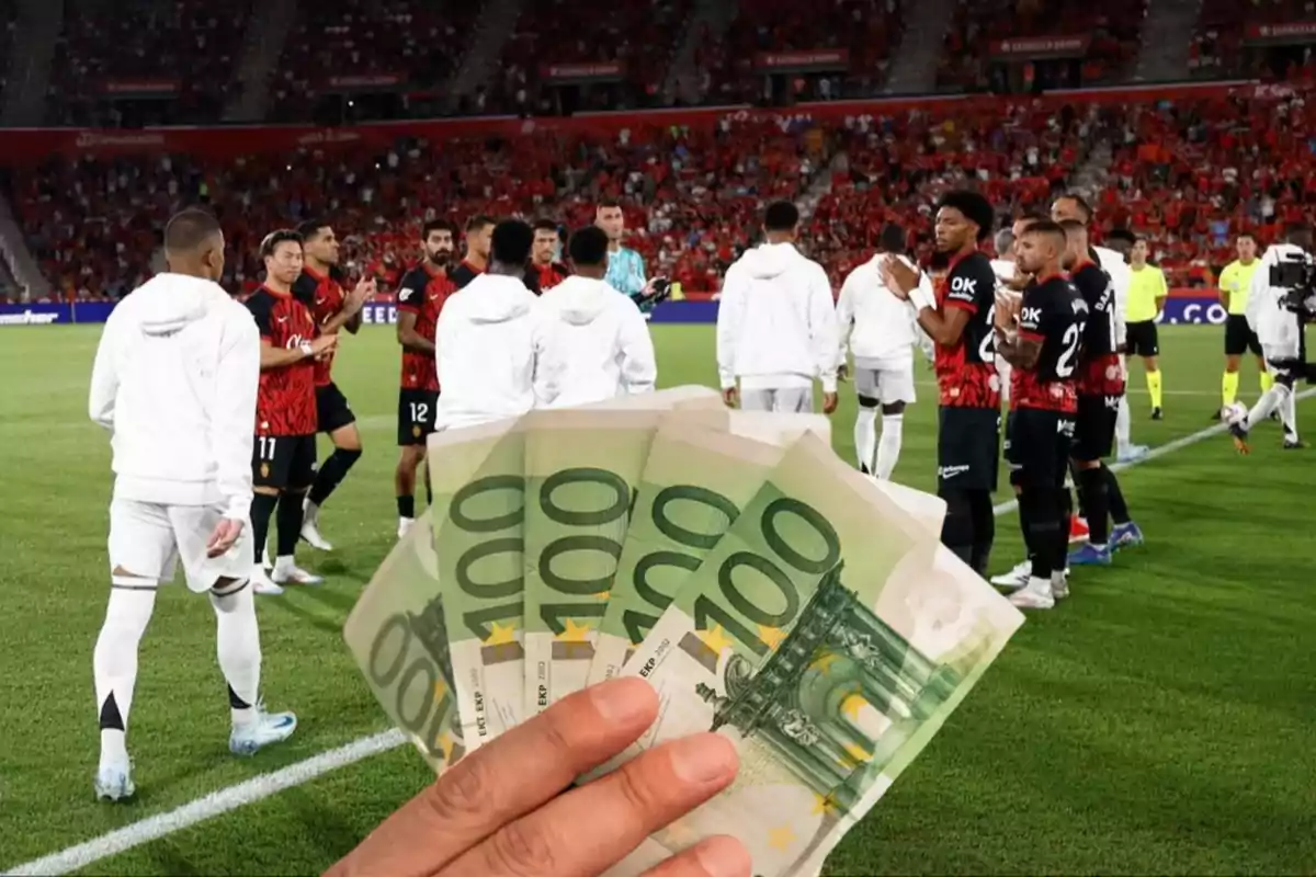 Jugadores de fútbol en el campo con billetes de 100 euros en primer plano.