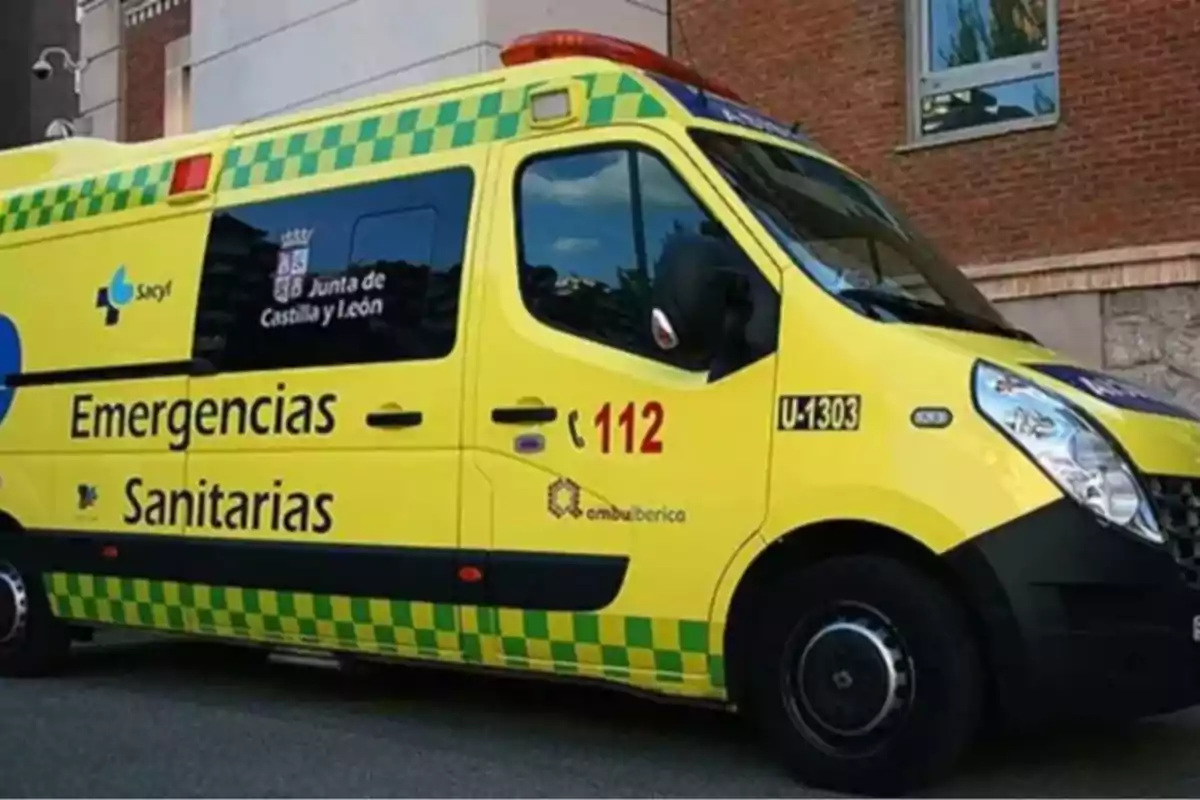 Una ambulancia amarilla de emergencias sanitarias de la Junta de Castilla y León estacionada frente a un edificio. Una ambulancia amarilla de emergencias sanitarias de la Junta de Castilla y León estacionada frente a un edificio.