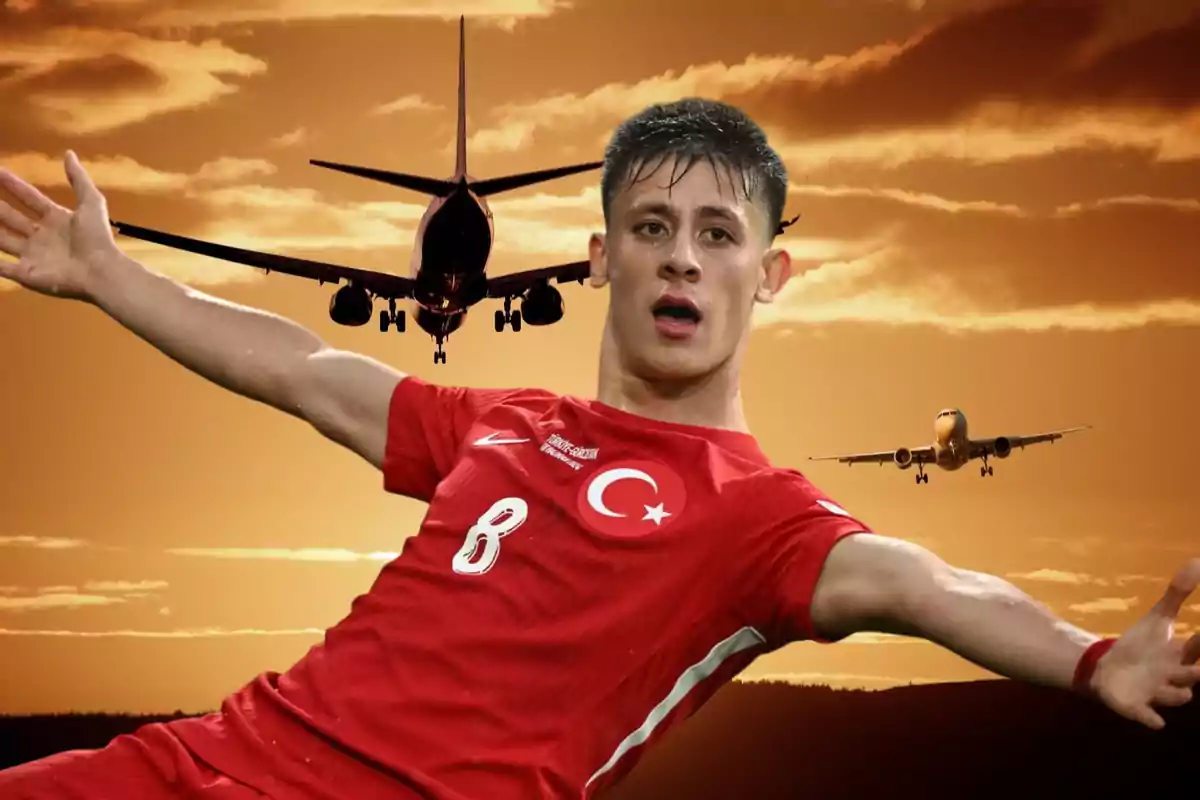 Un jugador de fútbol con el uniforme de la selección de Turquía celebra con los brazos extendidos. Detrás de él, se pueden ver dos aviones en vuelo con un cielo de atardecer anaranjado como fondo.