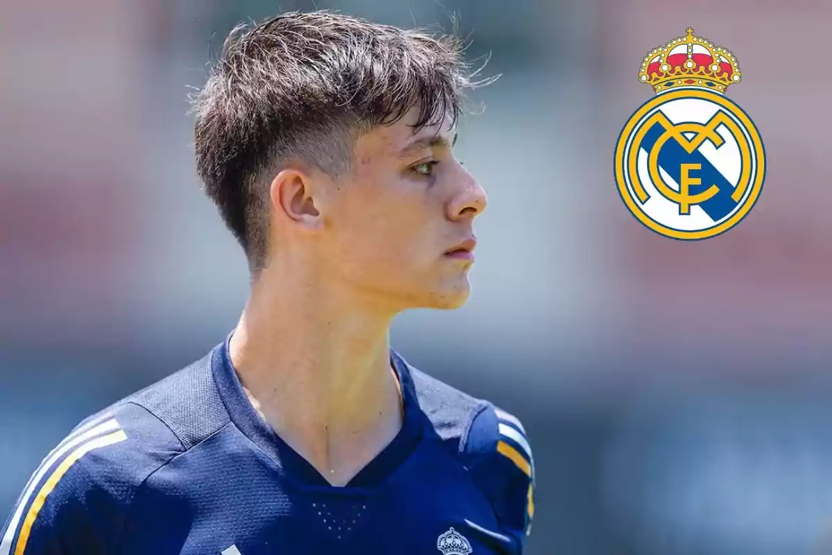 Joven futbolista con camiseta azul marino y el escudo del Real Madrid en el fondo.