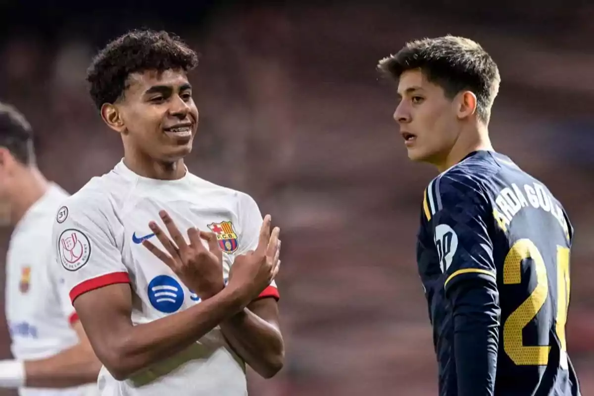 Dos jugadores de fútbol en el campo, uno con la camiseta del FC Barcelona y el otro con la camiseta del Fenerbahçe.