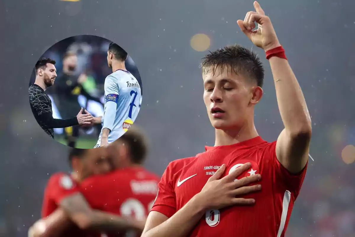 Un jugador de fútbol con la camiseta roja de Turquía celebra con la mano en el pecho y el dedo apuntando hacia arriba, mientras en un círculo se observa a dos jugadores dándose la mano.