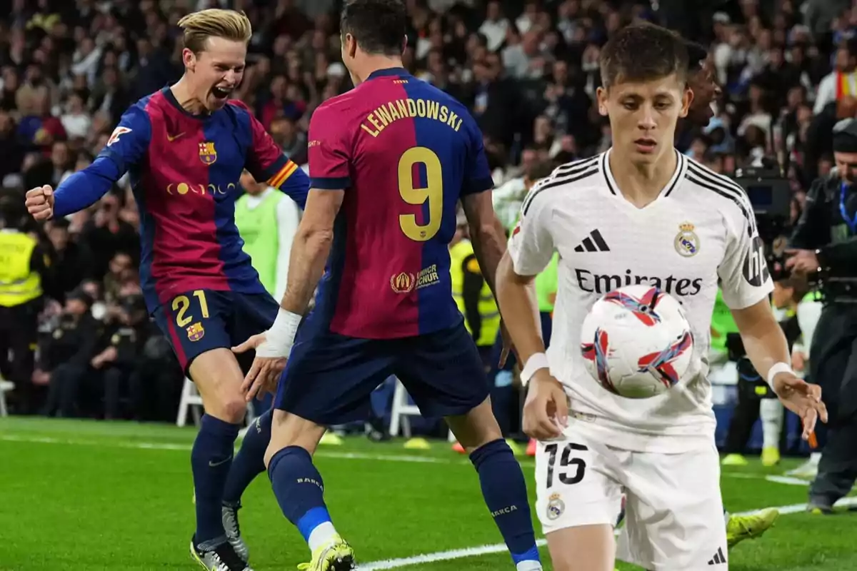 Jugadores de fútbol del Barcelona y Real Madrid en acción durante un partido.