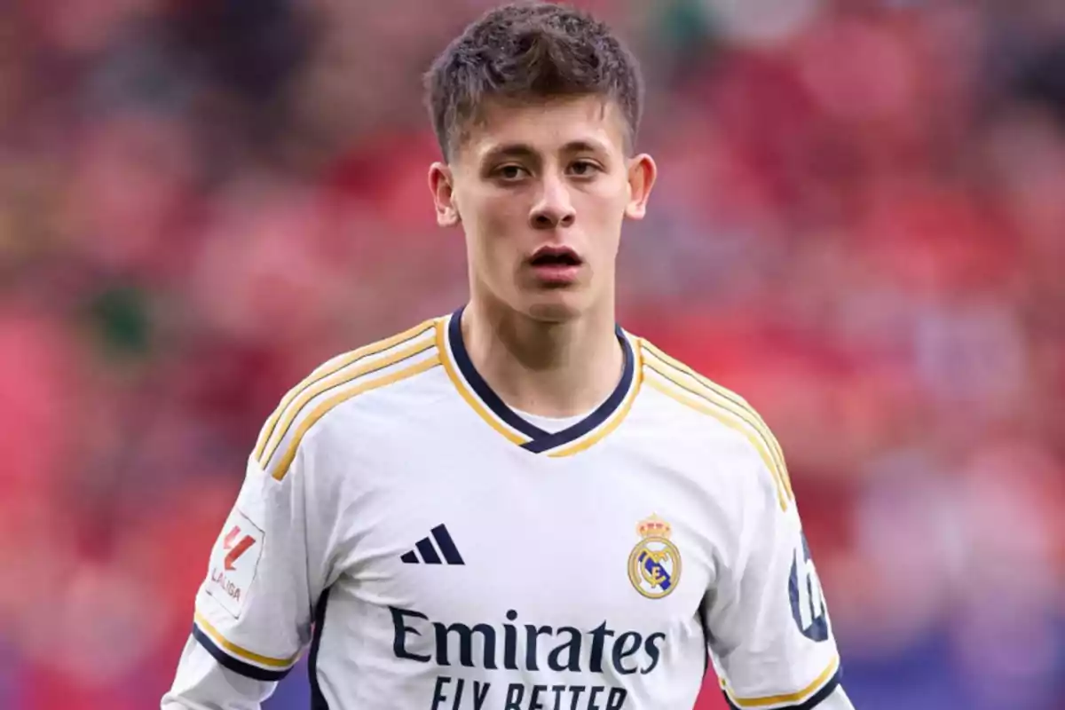 Jugador de fútbol con camiseta del Real Madrid en un partido.