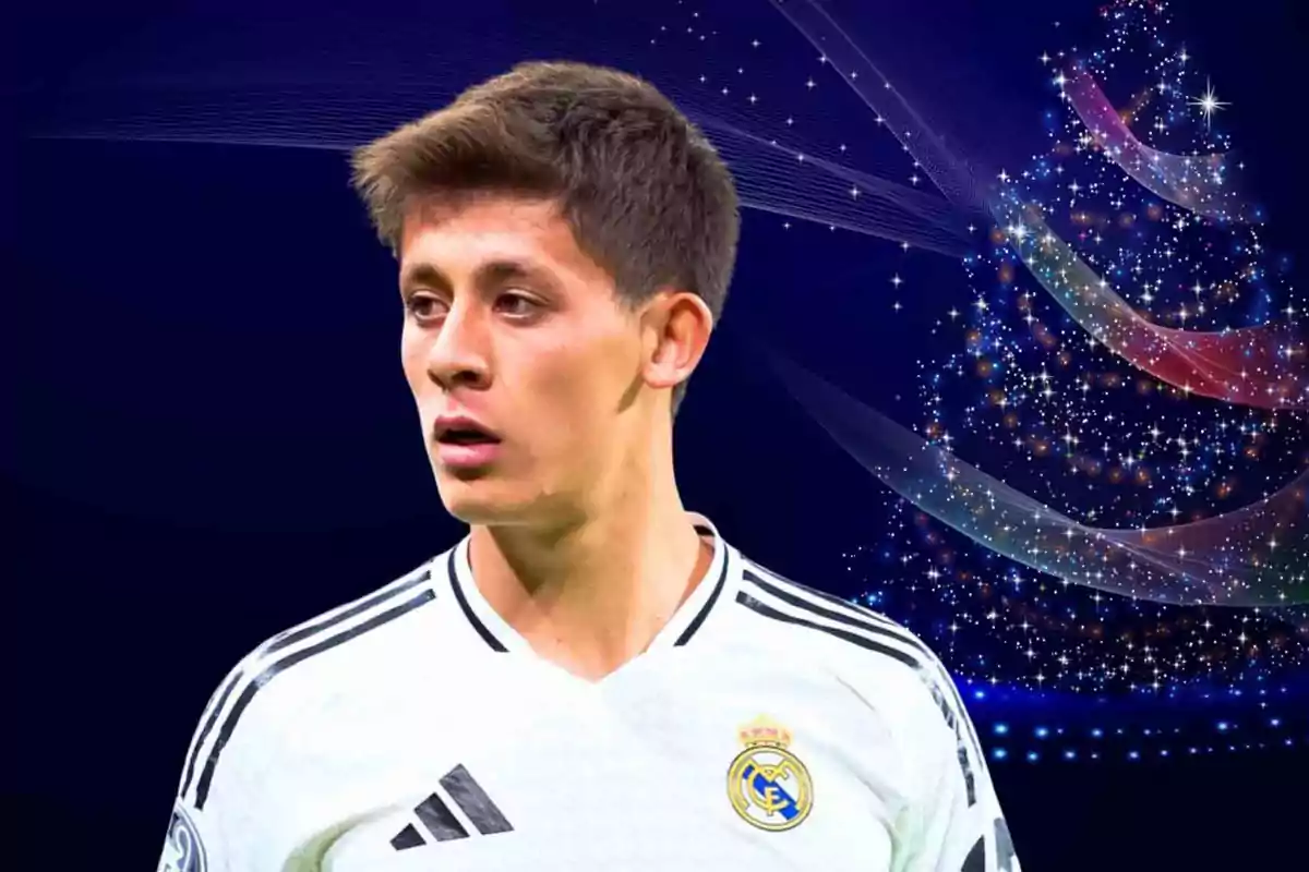 Un jugador de fútbol con la camiseta del Real Madrid frente a un fondo de árbol de Navidad iluminado.