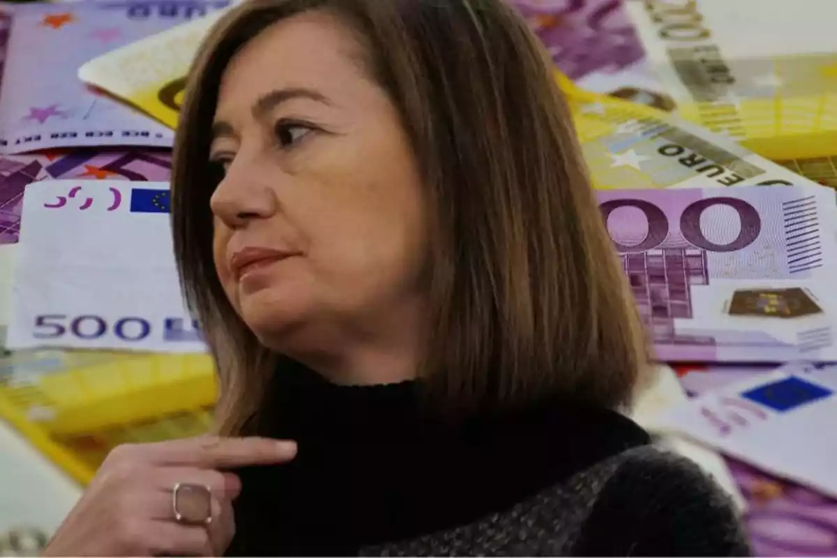 Francina Armengol con un fondo de billetes