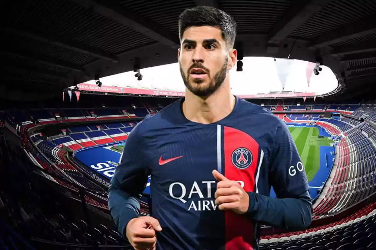 Jugador de fútbol con uniforme del PSG en un estadio vacío.