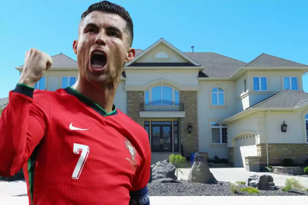 Un jugador de fútbol celebrando frente a una casa grande.