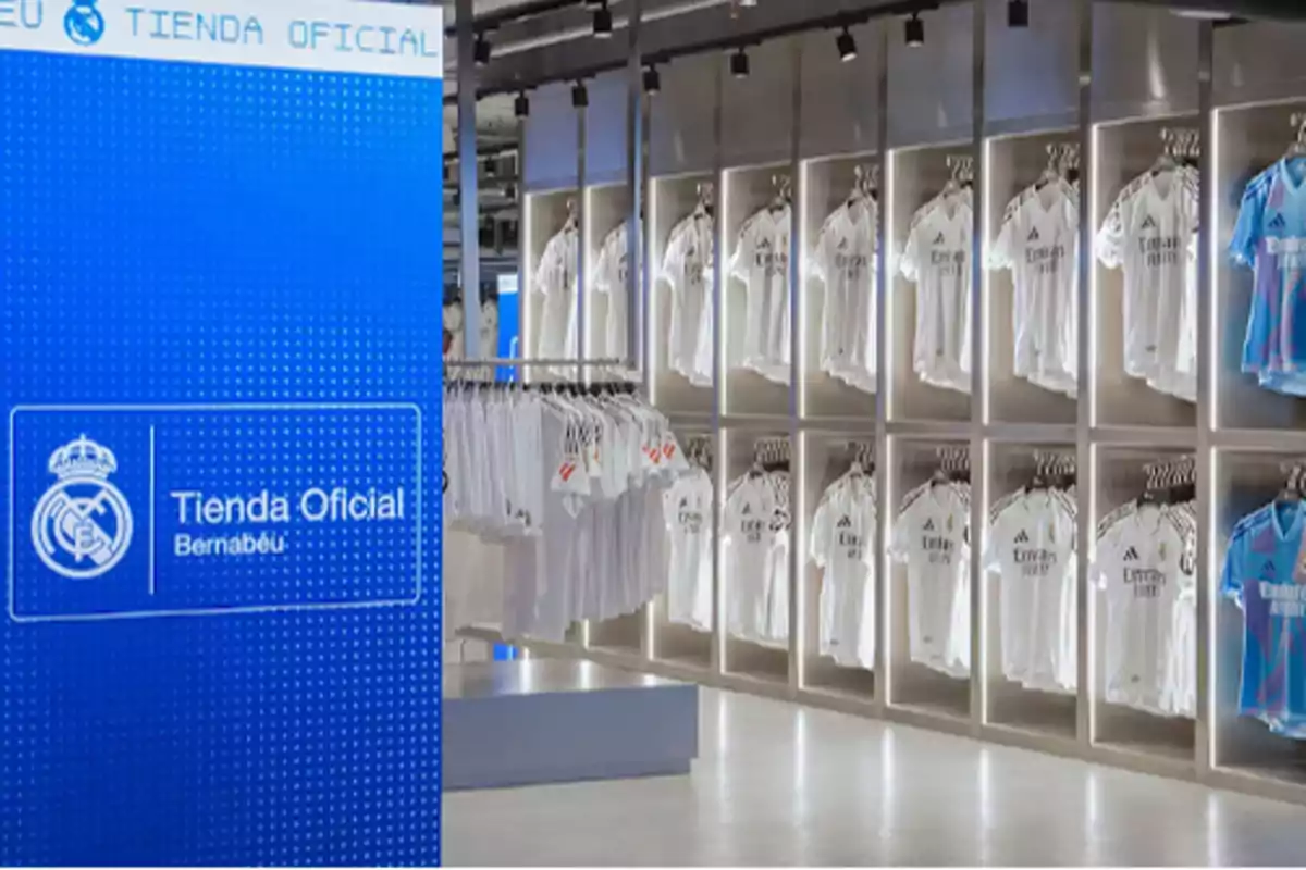 Tienda oficial del Real Madrid en el estadio Santiago Bernabéu con camisetas del equipo en exhibición.