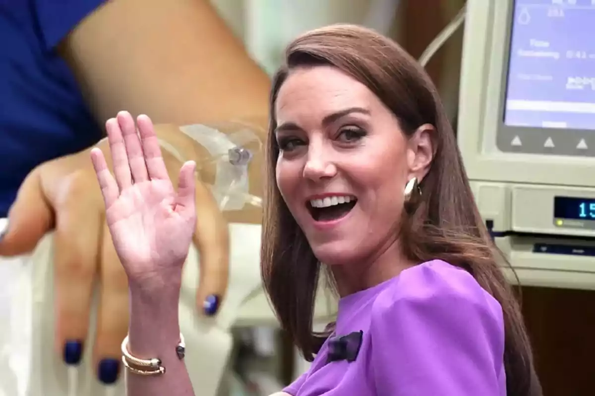 Una mujer sonriente con vestido morado saluda mientras en el fondo se ve una mano con una vía intravenosa y un monitor médico.