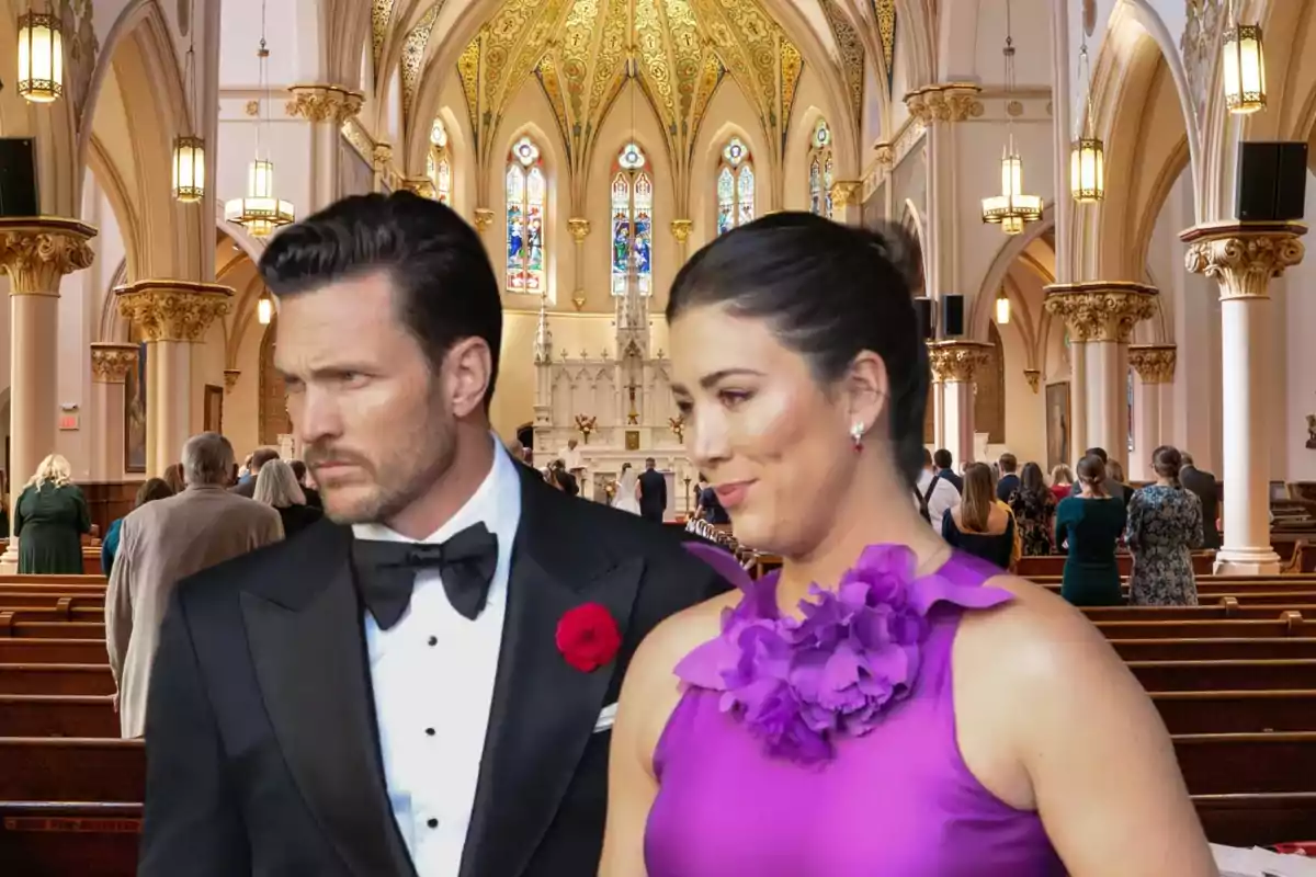 Una pareja elegantemente vestida se encuentra en el interior de una iglesia con una arquitectura impresionante y vitrales coloridos, rodeada de personas que parecen asistir a un evento especial.