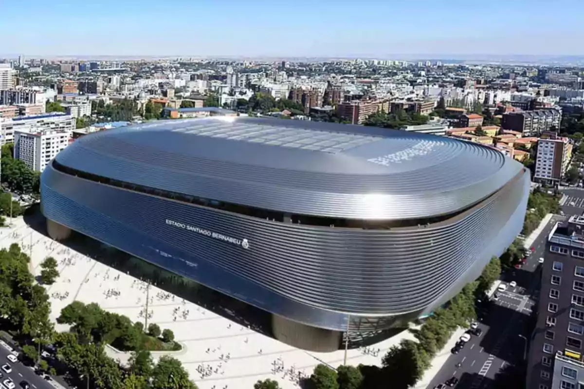 Vista aérea del Estadio Santiago Bernabéu en Madrid, rodeado de edificios y áreas verdes.