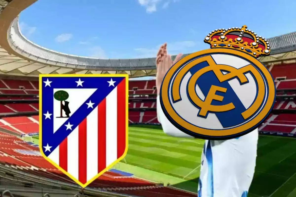 Logos del Atlético de Madrid y Real Madrid en un estadio de fútbol.