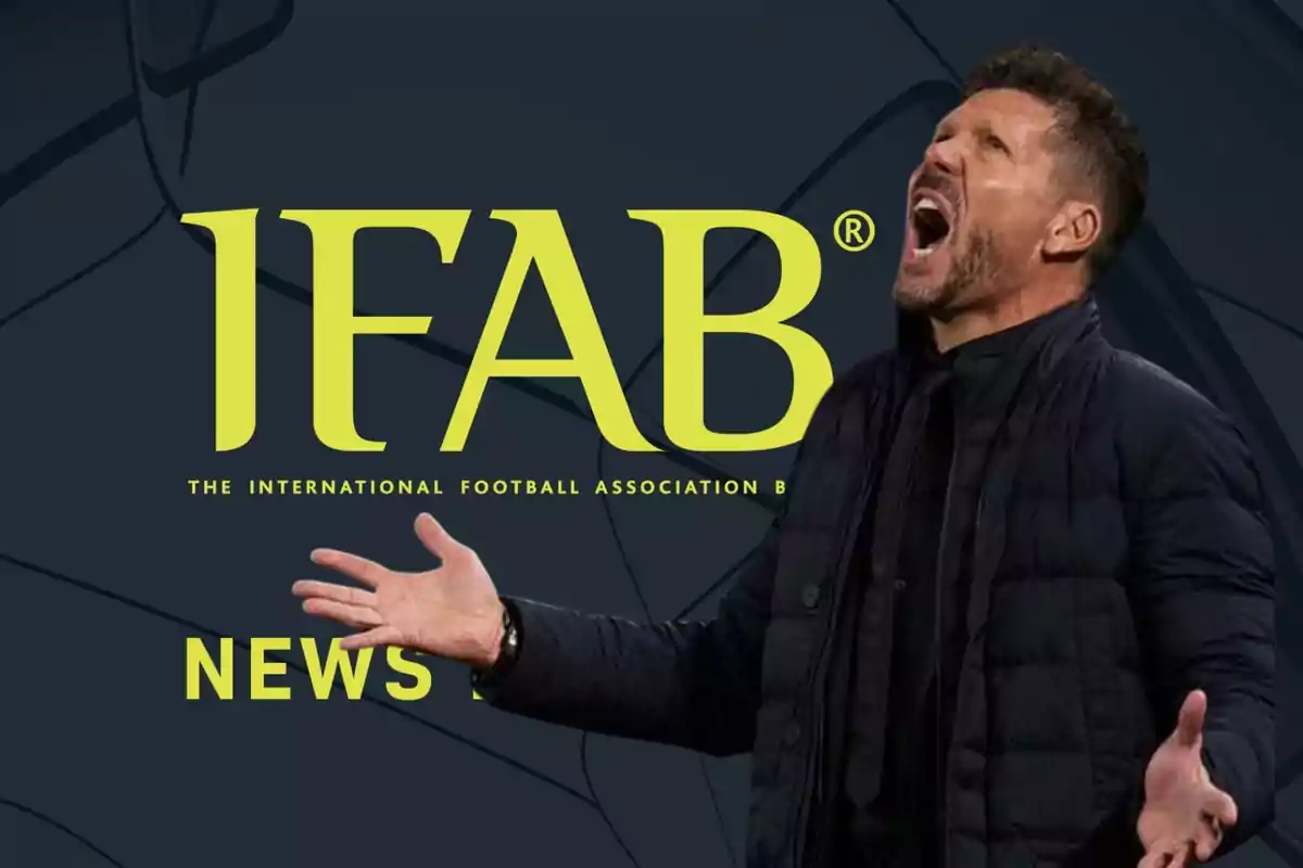 Entrenador de fútbol gesticulando con expresión de frustración frente a un fondo con el logo de IFAB y texto relacionado con noticias