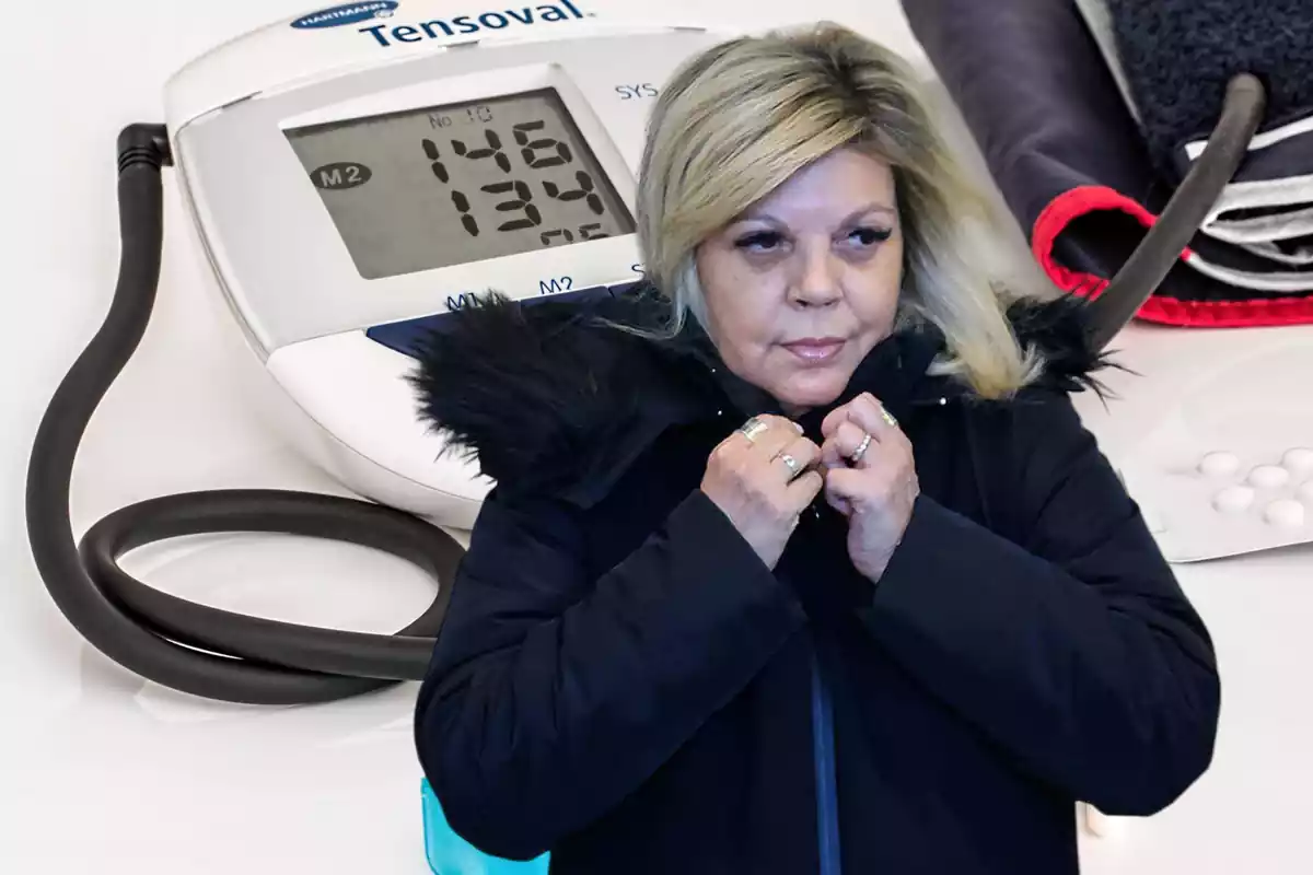 En primer plano Terelu Campos con un abrigo de invierno y cara de estar enferma, y de fondo un tensiómetro digital