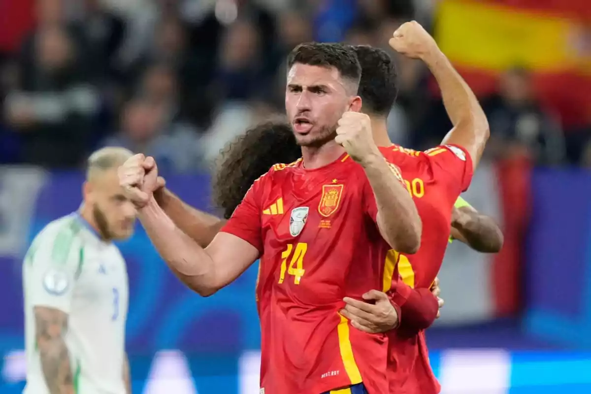 Jugadores de la selección española de fútbol celebrando un gol en un partido.