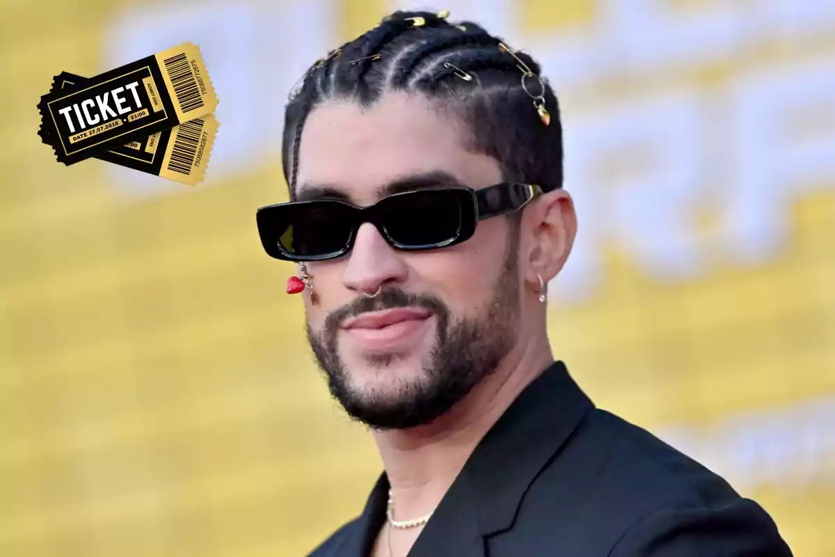 Un hombre con gafas de sol y peinado con trenzas decoradas, lleva un pendiente en la nariz y otro en la oreja, con un fondo amarillo y un gráfico de boletos en la esquina.
