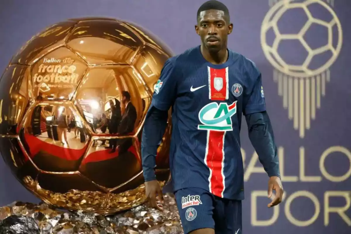 Futbolista del PSG con uniforme azul posando frente a un Balón de Oro gigante