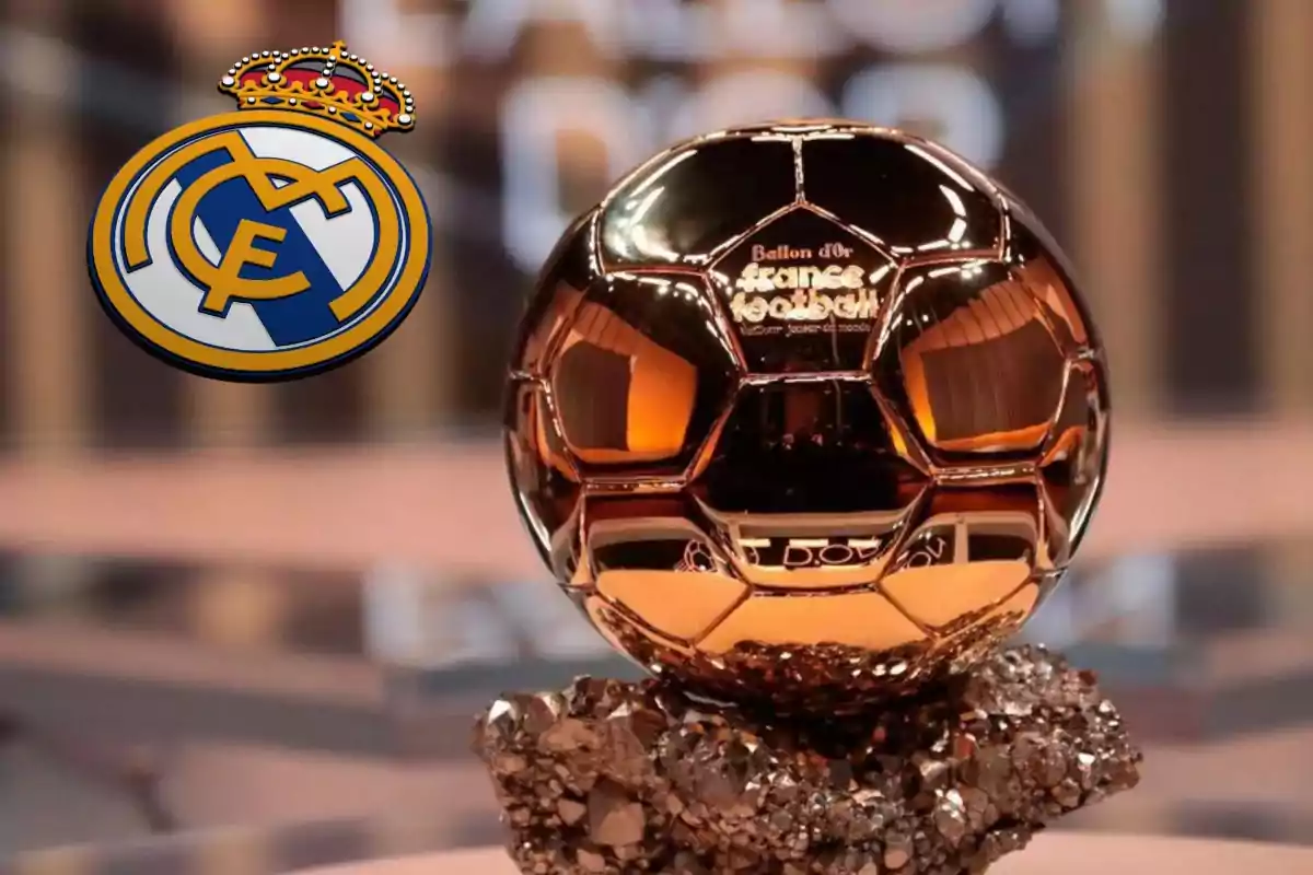 Imagen del trofeo del Balón de Oro junto al escudo del Real Madrid.