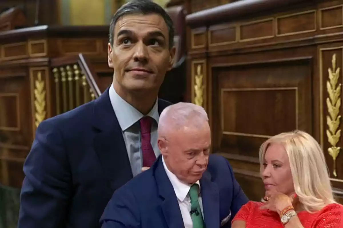 Un hombre de traje oscuro y corbata roja está de pie en un entorno formal de madera decorada, mientras que en primer plano, un hombre mayor de cabello blanco y una mujer rubia conversan.