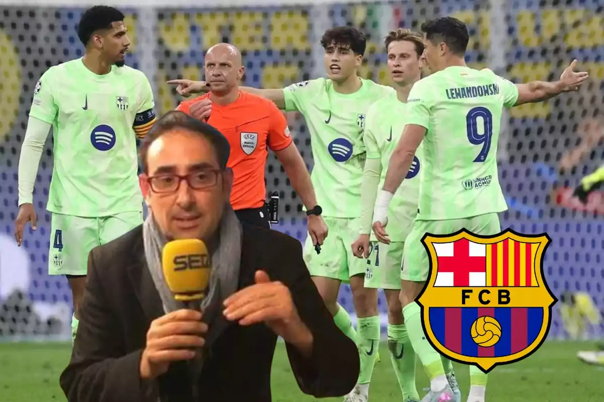 Un grupo de jugadores de fútbol con uniforme verde claro discute con un árbitro en el campo mientras un comentarista sostiene un micrófono amarillo con el logo de una emisora y el escudo del FC Barcelona aparece en la esquina.
