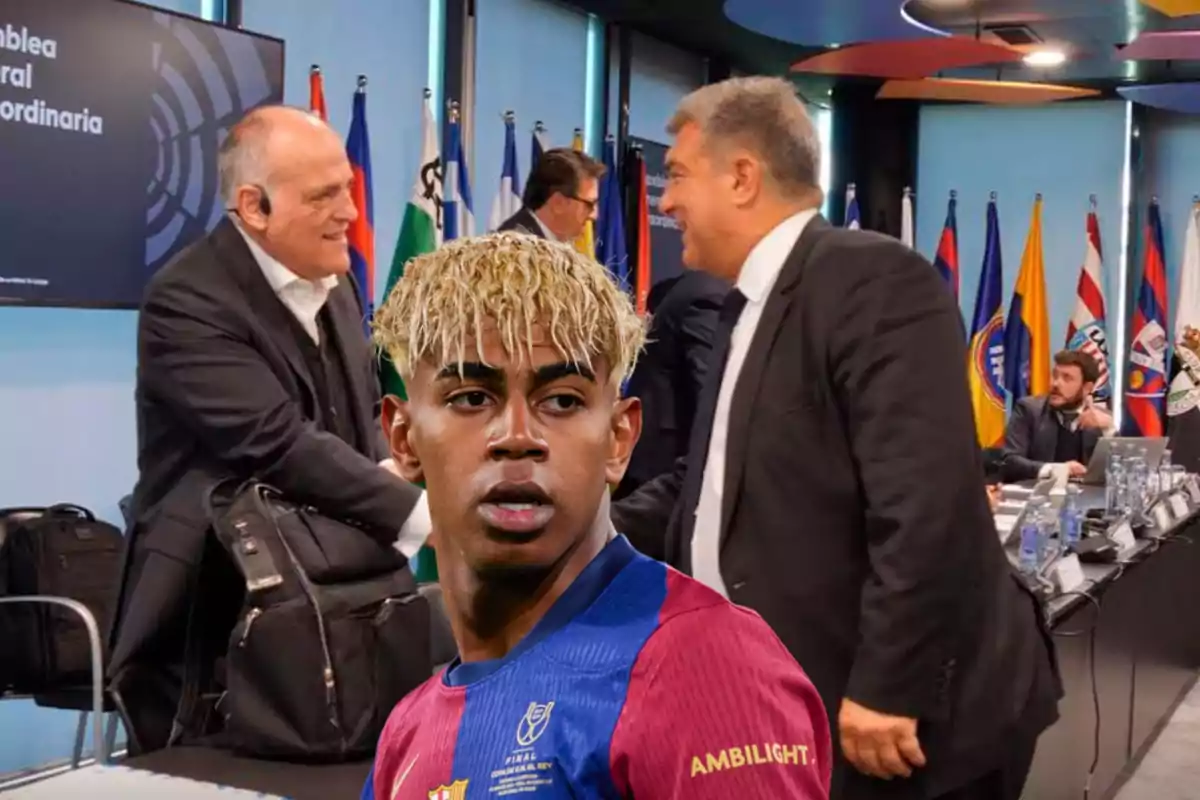 Un jugador de fútbol con camiseta azul y roja aparece en primer plano mientras dos hombres de traje se saludan en un entorno de conferencia con banderas de fondo.