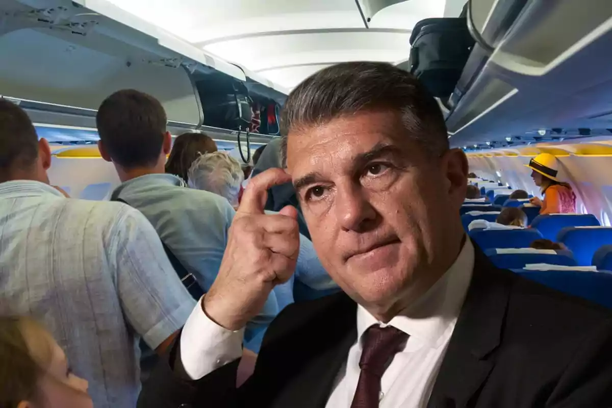 Hombre de traje pensativo en primer plano con fondo de pasajeros abordando un avión
