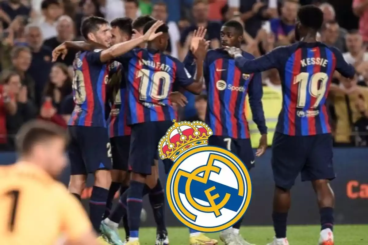 Jugadores de fútbol del FC Barcelona celebrando en el campo con el escudo del Real Madrid superpuesto en la imagen.