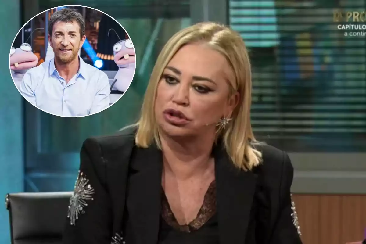 Una mujer rubia con chaqueta negra está hablando en un programa de televisión, mientras en un recuadro se muestra a un hombre con camisa azul junto a dos marionetas.