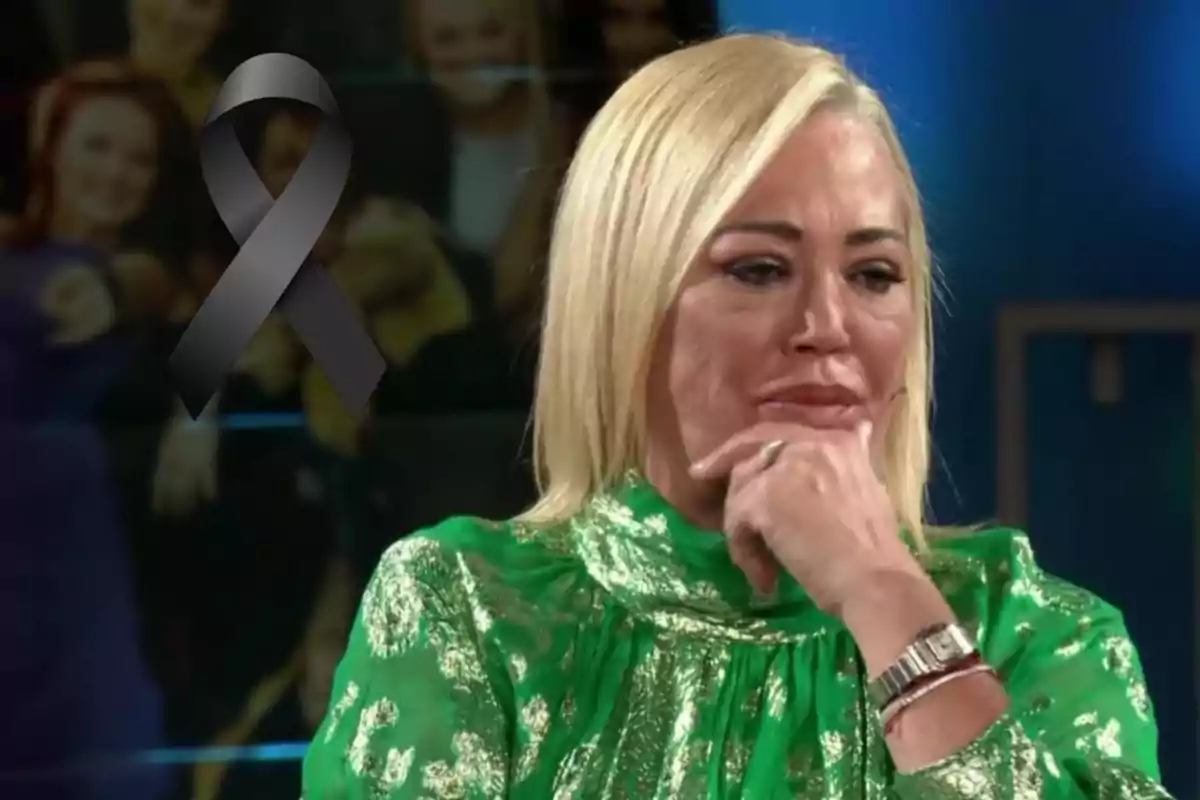Una persona con expresión seria y un lazo negro en el fondo.