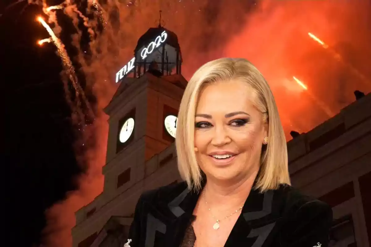 Una mujer sonriente frente a un edificio con reloj y fuegos artificiales en el cielo nocturno.