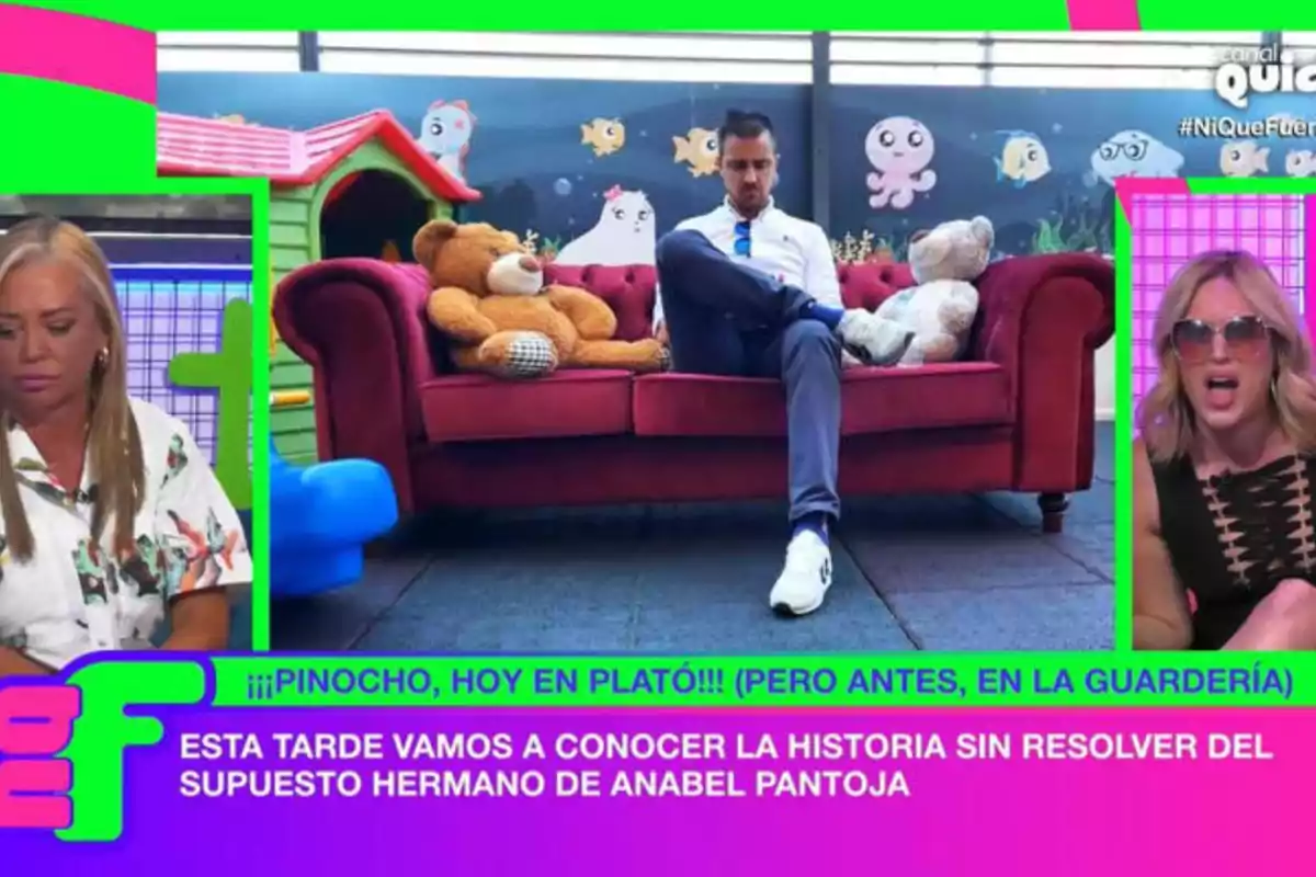 En la imagen se muestra un programa de televisión con un hombre sentado en un sofá rodeado de peluches, mientras dos mujeres aparecen en recuadros a los lados, una de ellas con una expresión seria y la otra con gafas de sol y una expresión de sorpresa o enojo; el texto en la parte inferior menciona la presencia de En la imagen se muestra un programa de televisión con un hombre sentado en un sofá rodeado de peluches, mientras dos mujeres aparecen en recuadros a los lados, una de ellas con una expresión seria y la otra con gafas de sol y una expresión de sorpresa o enojo; el texto en la parte inferior menciona la presencia de