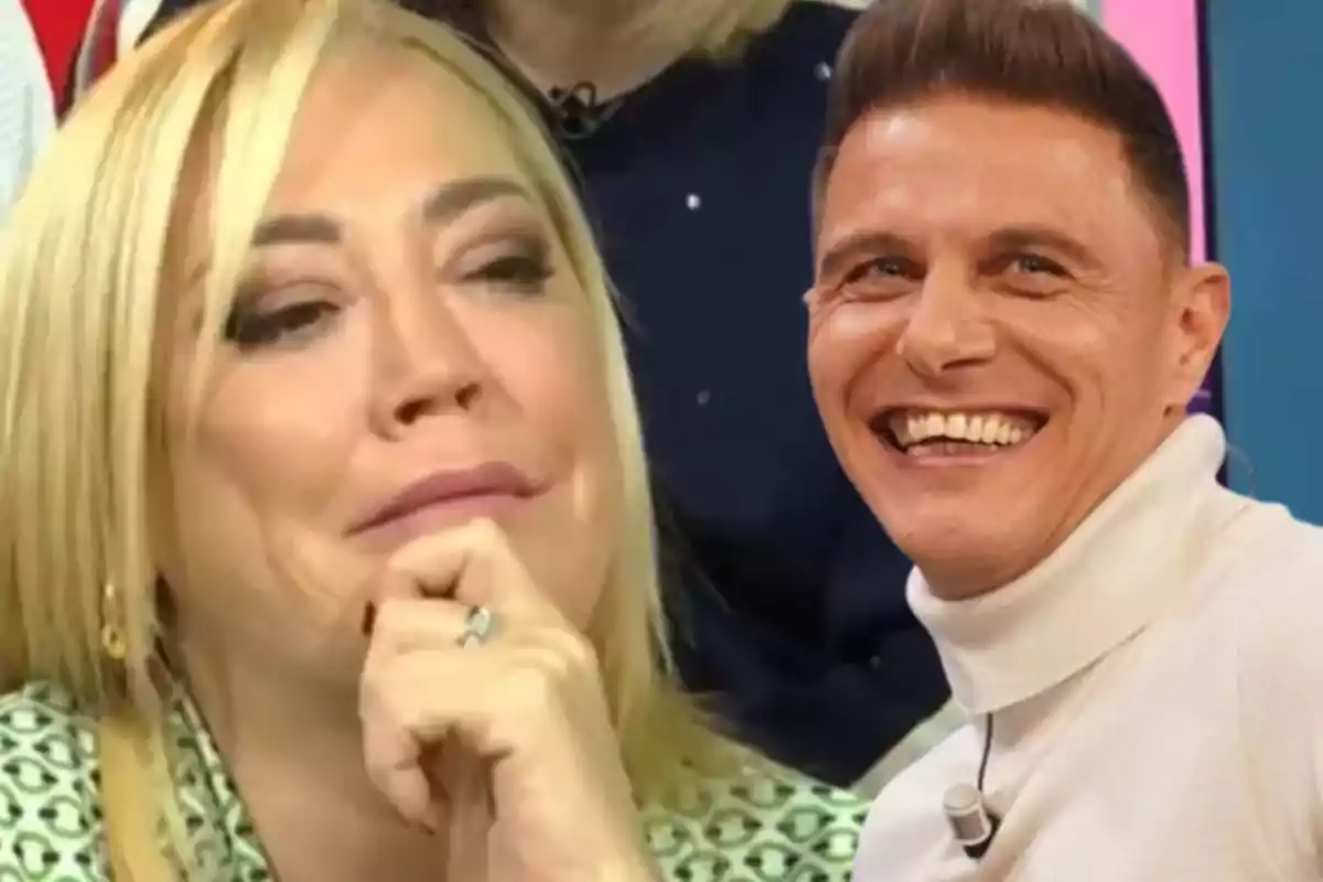 Dos personas en un programa de televisión, una mujer rubia con expresión pensativa y un hombre sonriendo.