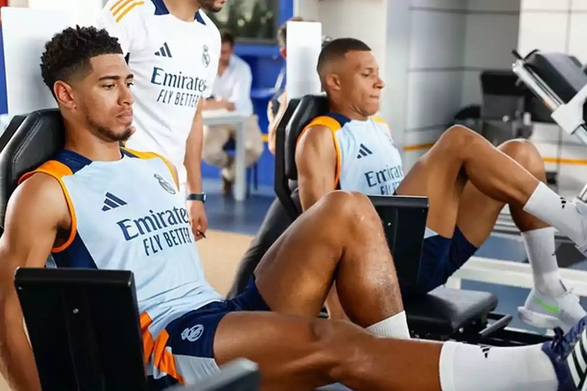 Jugadores de fútbol entrenando en el gimnasio con equipo de ejercicio.