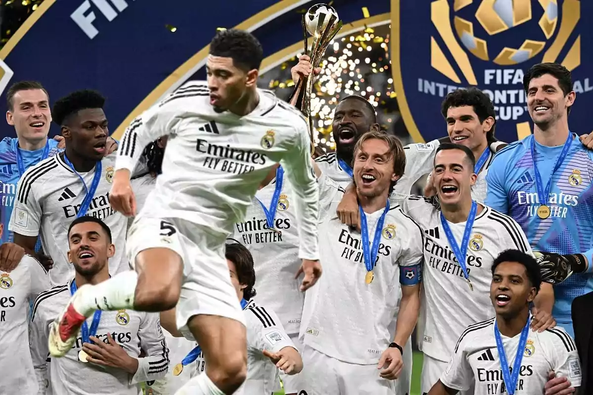 Jugadores del Real Madrid celebrando con trofeo y medallas en un evento de la FIFA.