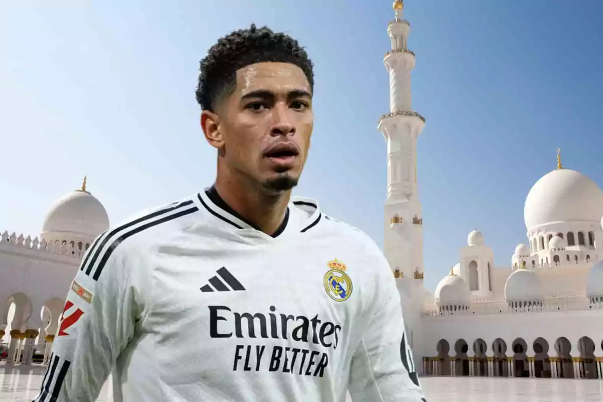 Un jugador de fútbol con la camiseta del Real Madrid frente a una mezquita blanca con cúpulas y minaretes.