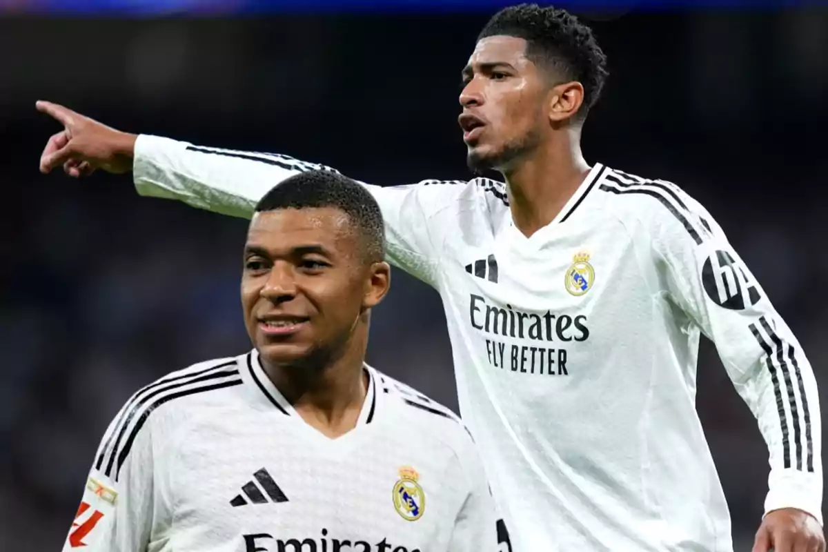 Dos jugadores de fútbol con el uniforme del Real Madrid, uno de ellos señalando hacia adelante.